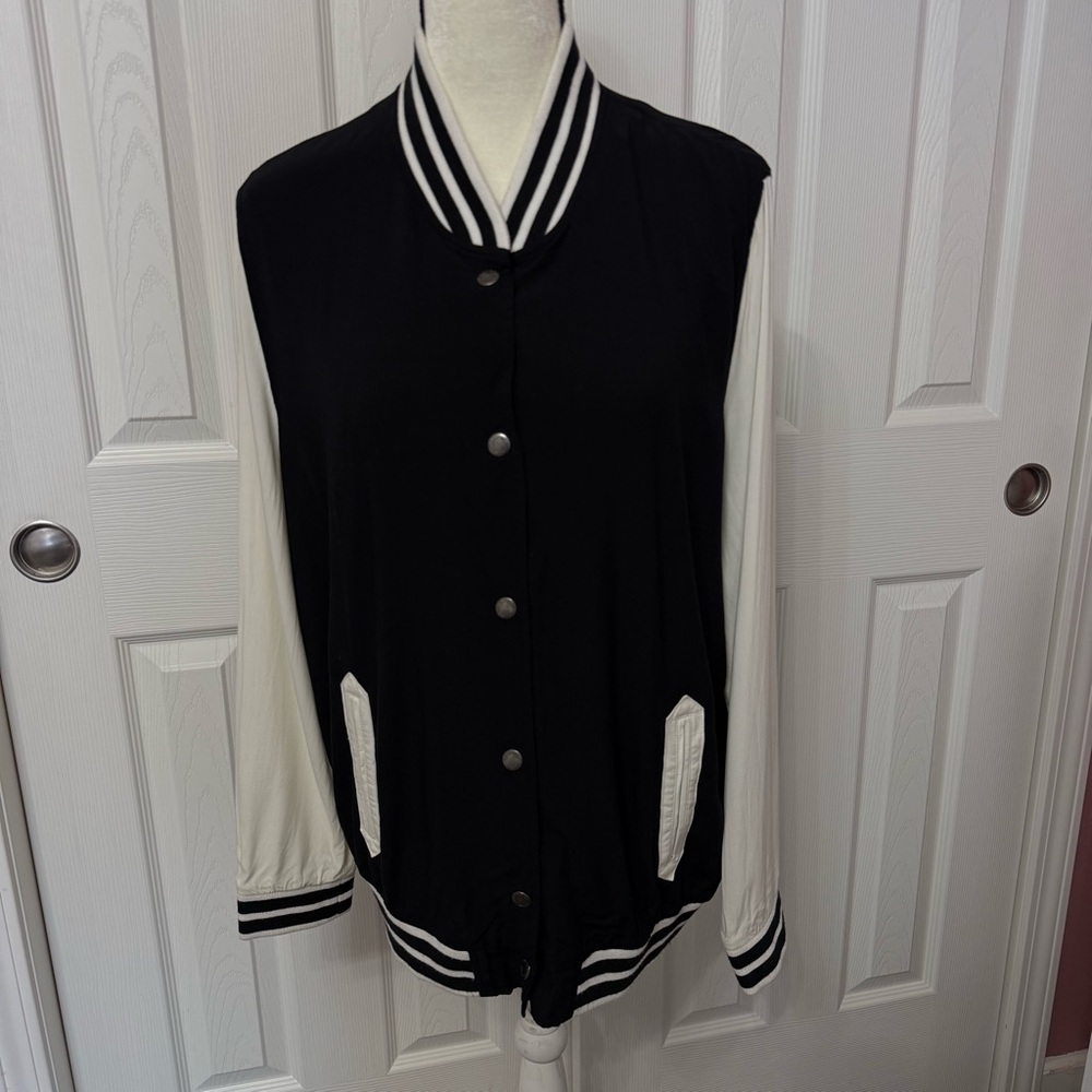 2/$30 American Eagle Black & White Varsity Lightweight Jacket Size Large #2195